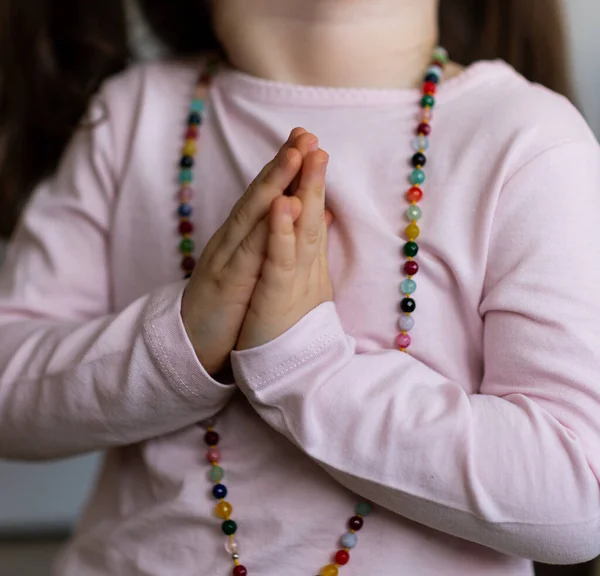 El ele tutuşup dua eden bir bebek..