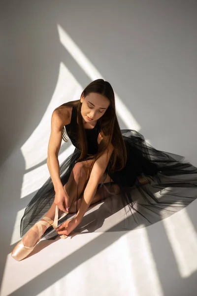 Ballerina bindt de linten op balletschoenen. — Stockfoto