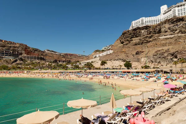 Şemsiyeler Laguna 'da, Tenerife Adası' nda, dağların yakınında..