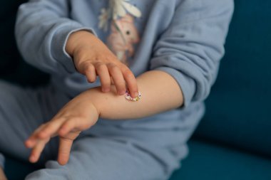 Elinde komik hayvanlar olan küçük bir kız çocuğu..