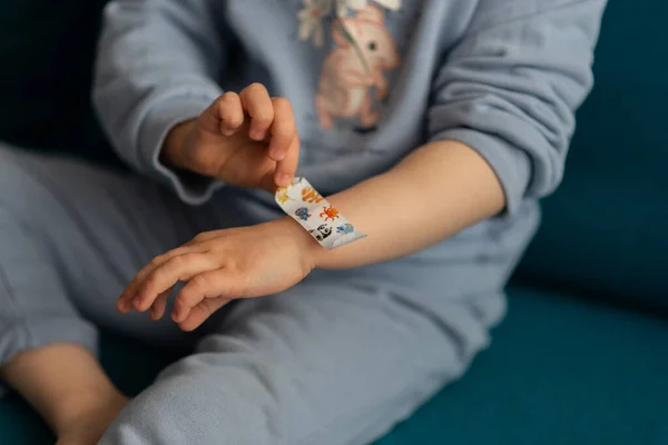 Elinde komik hayvanlar olan küçük bir kız çocuğu..