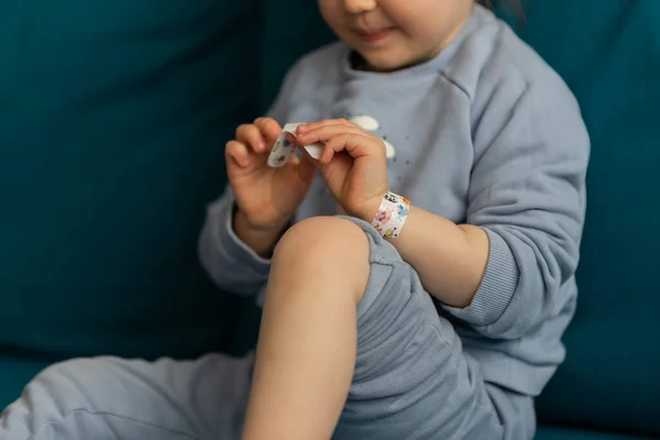 Yamayı çocuk yapıştırıcısı ile yapıştır.