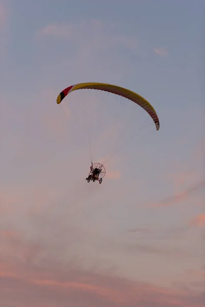 Letecký Pohled Letadlo Oranžové Obloze Západu Slunce Pilot Letadla Krouží — Stock fotografie