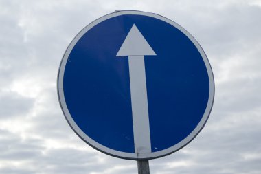 - yol işareti.