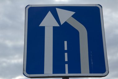 - yol işareti.