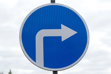 - yol işareti.