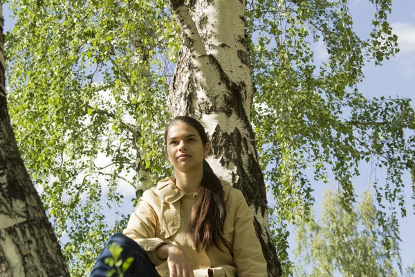 Flickan i skogen. — Stockfoto