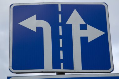  yol işareti.
