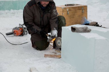 İşçi mercimeği fırına verir.