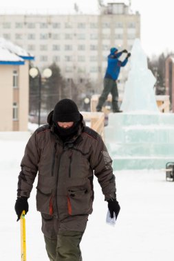 Elinde düzey derleme sitesiyle çalışma yükleyici devam