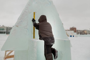 Eller bir seviye ile buz panelinde Workman yükleyici