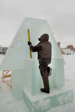 Eller bir seviye ile buz panelinde Workman yükleyici