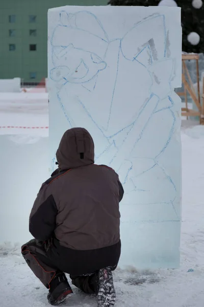 穿着冬季工作服的主人的画像 手上拿着冰板上的记号 — 图库照片