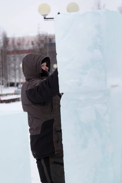 Kış Tulumlu Bir Ustanın Portresi Buz Panelinde Elinde Bir Işaret — Stok fotoğraf