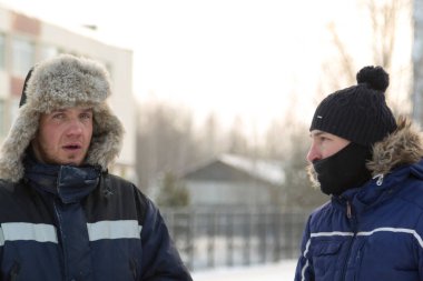 İnşaat alanındaki işçilerin portresi.