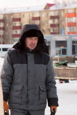 İş yerindeki erkek montajcının portresi. Kış tulumuyla.