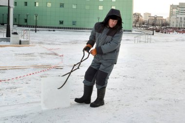 İşçi buz blok buz kamp derleme sitenin etrafına forseps ile çeker