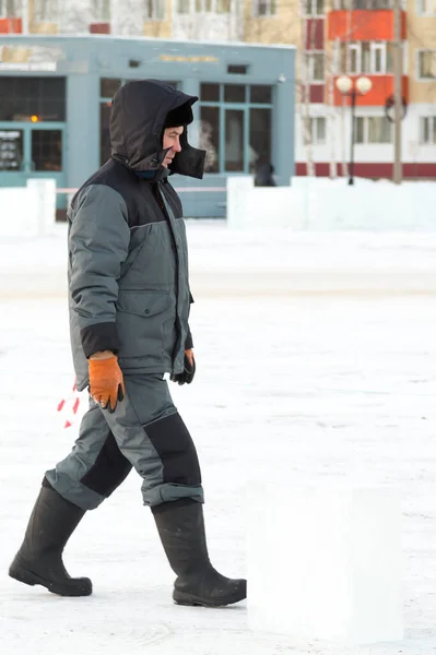 Kış Üniformalı Bir Işçi Buz Kasabasının Inşaat Alanında Yürüyor — Stok fotoğraf