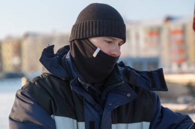 İş yerinde örülmüş siyah şapkalı işçi bir derleyicinin portresi