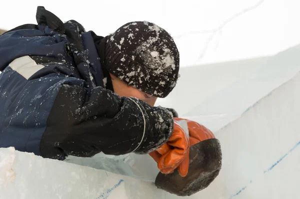 Trabalhador Derrama Uma Concha Água Uma Placa Gelo — Fotografia de Stock