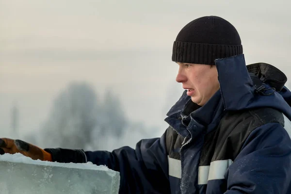 Mavi Ceketli Buz Panelinin Yanında Örülmüş Siyah Şapkalı Bir Montajcının — Stok fotoğraf