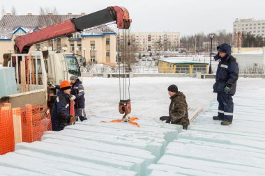 Kurucular bir buz kasabası için buz blokları boşaltıyorlar