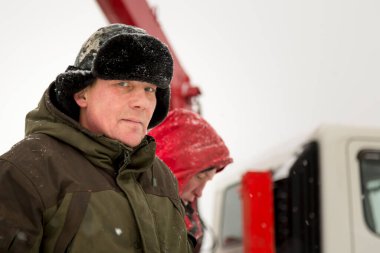 Kulaklık takmış bir işçinin yüz portresi. Buz kasabasını düzenlemekle meşgul.