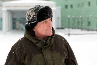 Kulaklık takmış bir işçinin yüz portresi. Buz kasabasını düzenlemekle meşgul.