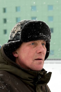 Kulaklık takmış bir işçinin yüz portresi. Buz kasabasını düzenlemekle meşgul.