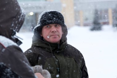 Kulaklık takmış bir işçinin yüz portresi. Buz kasabasını düzenlemekle meşgul.