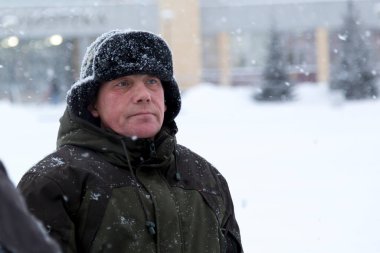 Kulaklık takmış bir işçinin yüz portresi. Buz kasabasını düzenlemekle meşgul.