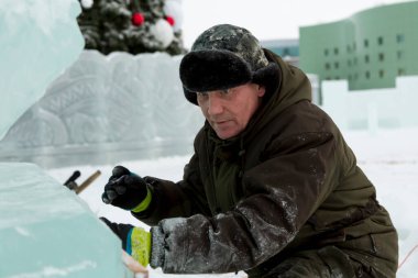 Çalışan bir heykeltıraşın portresi.