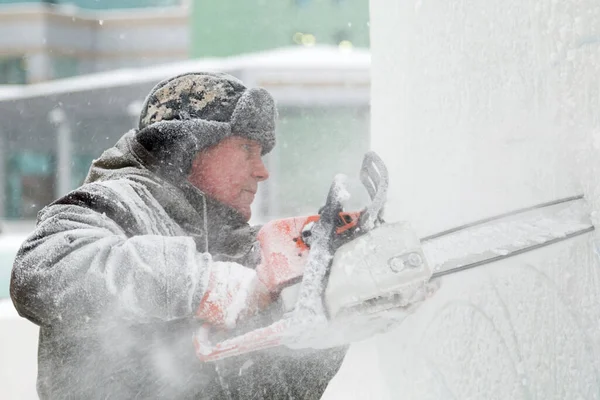 Sculpteur Découpe Une Figure Glace Dans Glace Par Une Tronçonneuse Images De Stock Libres De Droits