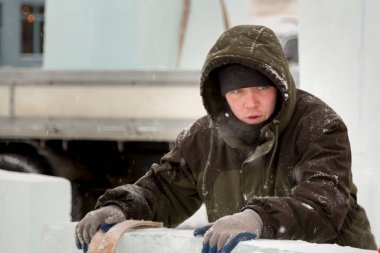 Close-up başını kaputa bir işçinin yüzü