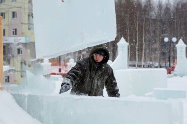 Boşaltma buz blokları, yükleyici portresi