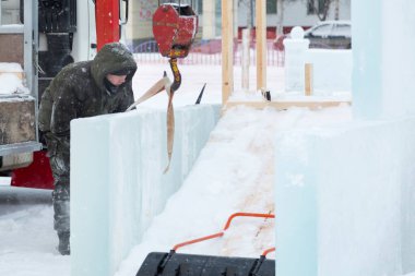 Boşaltma buz blokları, yükleyici portresi