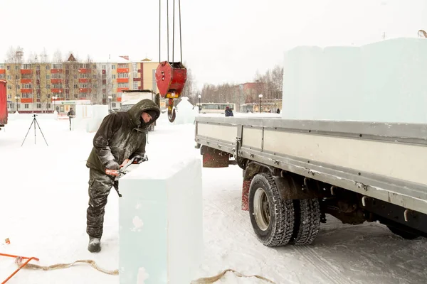 Robotnik tnie panel lodowy piłą do benzyny — Zdjęcie stockowe
