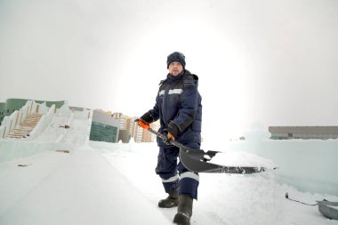 Buz kasabası kurmakla meşgul bir işçinin portresi.