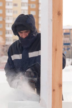 İşçi derleyicisi elektrikli testere buz tabakasını özelleştirdi