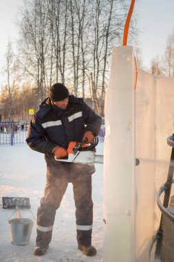 İşçi derleyicisi elektrikli testere buz tabakasını özelleştirdi