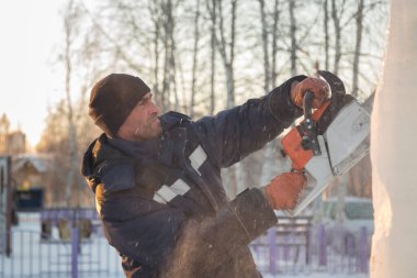 İşçi derleyicisi elektrikli testere buz tabakasını özelleştirdi
