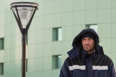 İş yerinde mavi ceketli bir işçinin yüzünü yakından çek.