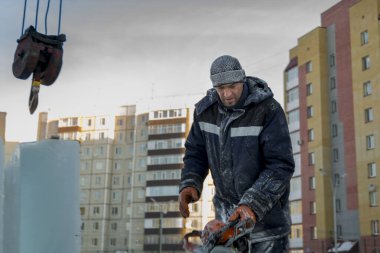 Kapüşonlu mavi ceketli bir işçinin portresi.