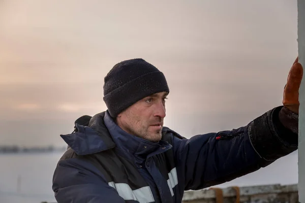 Ritratto Montatore Giacca Blu Con Cappuccio Cappello Nero Maglia Sulla — Foto Stock