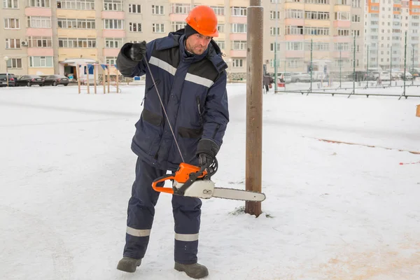 Lavoratore Con Una Motosega Mano Nel Luogo Montaggio — Foto Stock