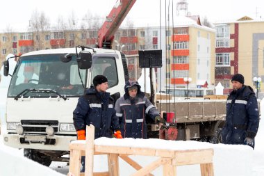 Hidrolik vinç buz şehir inşaat işçileri yakınındaki