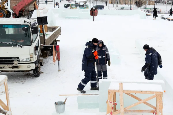 Trabalhadores Perto Guindaste Hidráulico Construção Cidade Gelo Imagem De Stock
