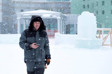 İnşaat alanındaki erkek işçinin yakın plan portresi.