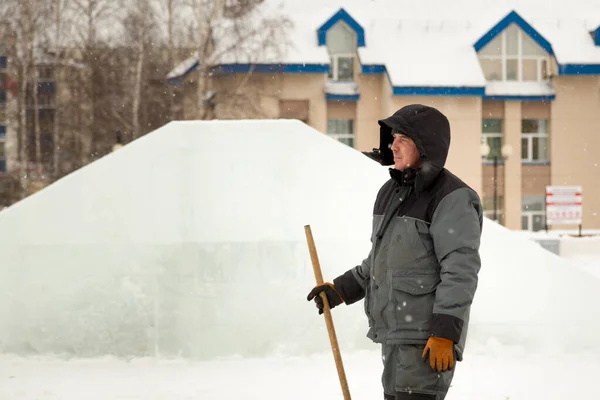 Nşaat Işçisi Buz Kasabasından Kar Temizliyor — Stok fotoğraf
