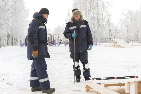 Lavoratori Espongono Una Trave Legno Utilizzando Livello — Foto Stock